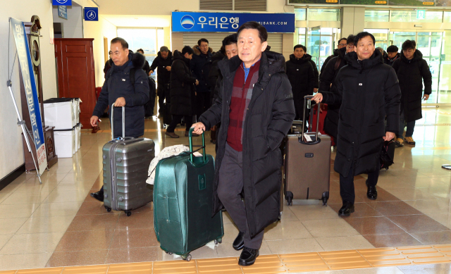 동해선 철도 북측구간 남북공동조사에 참가하는 남측 조사단원들이 지난 8일 오전 동해선 남북출입사무소를 통해 출경하고 있다. 연합뉴스