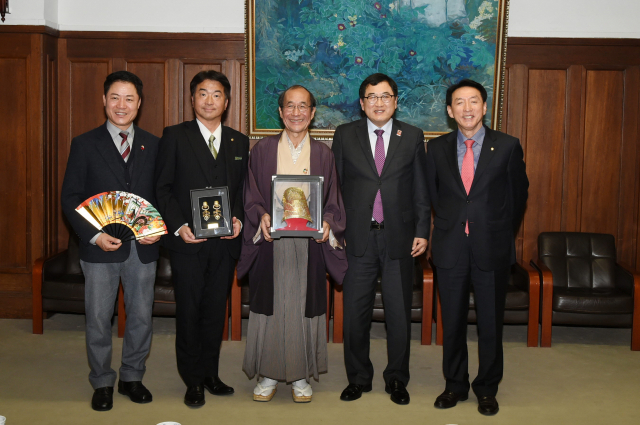 주낙영 경주시장(오른쪽에서 두 번째)과 김석기 국회의원(오른쪽 첫 번째), 윤병길 경주시의회 의장(왼쪽 첫 번째)이 17일 카도가와 교토시장과 경주-교토 뱃길연결사업 추진과 교류활성화에 합의하고 기념사진을 찍었다.