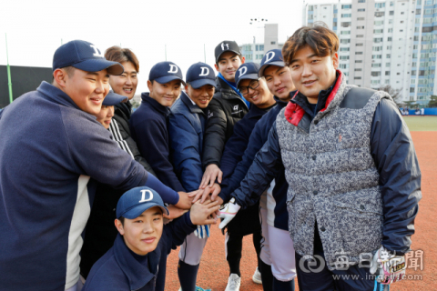 박석민(오른쪽), 구자욱(오른쪽에서 네번째), 정주현(오른쪽에서 일곱번째) 등 대구고 출신 프로야구선수 9명이 18일 모교 야구부를 찾아 재능기부를 펼쳤다. 우태욱 기자 woo@msnet.co.kr