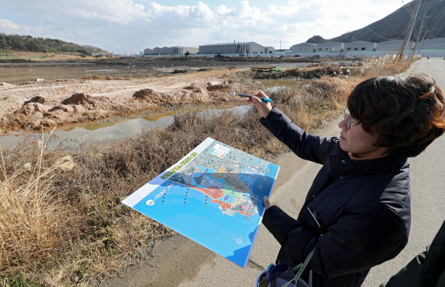 18일 오후 충남 서천군 장항읍 장항리에서 한국환경공단 이정선 차장이 오염지역에 대해 설명하고 있다. 김영진 기자 kyjmaeil@msnet.co.kr