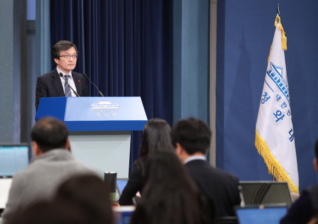 김의겸 청와대 대변인이 18일 오후 청와대 춘추관에서 민정수석실 특감반 의혹과 관련해 입장문을 발표한 뒤 취재진 질문을 듣고 있다. 연합뉴스