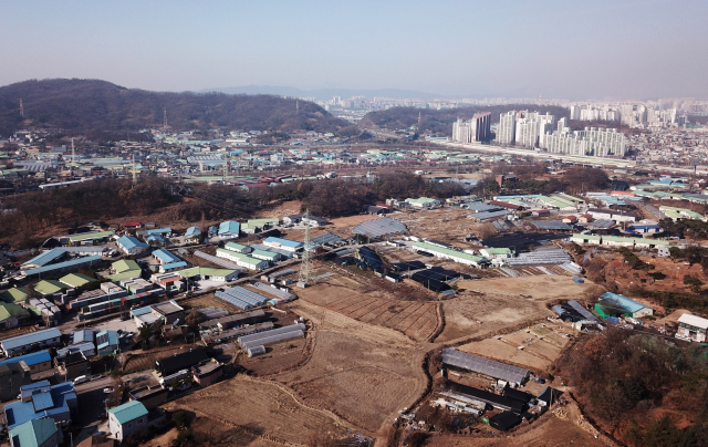 정부가 경기도 남양주와 하남, 인천 계양에 신도시를 건설한다. 공공택지 조성을 두고 논란이 일었던 과천에도 중규모의 택지를 조성한다. 신도시의 면적은 남양주가 1천134만㎡, 하남은 649만㎡, 인천 계양은 335만㎡ 순이다. 사진은 19일 오후 경기도 하남시 교산동 일대 모습. 하남 교산지구는 천현동, 교산동, 춘궁동, 상·하사창동 등 일대로 3만2천호가 공급된다. 연합뉴스