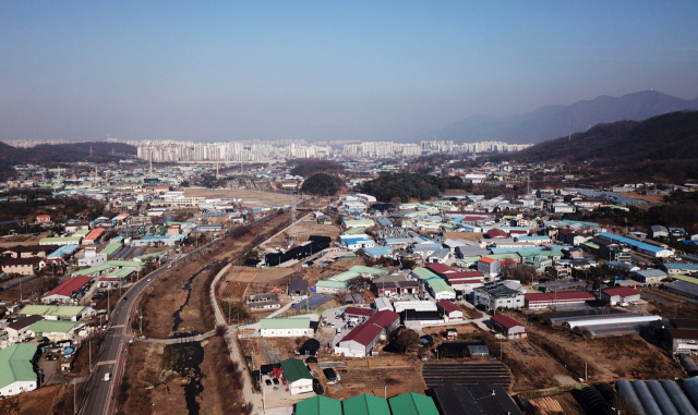 정부가 경기도 남양주와 하남, 인천 계양에 신도시를 건설한다. 공공택지 조성을 두고 논란이 일었던 과천에도 중규모의 택지를 조성한다. 신도시의 면적은 남양주가 1천134만㎡, 하남은 649만㎡, 인천 계양은 335만㎡ 순이다. 사진은 19일 오후 경기도 하남시 교산동 일대 모습. 하남 교산지구는 천현동, 교산동, 춘궁동, 상·하사창동 등 일대로 3만2천호가 공급된다. 연합뉴스