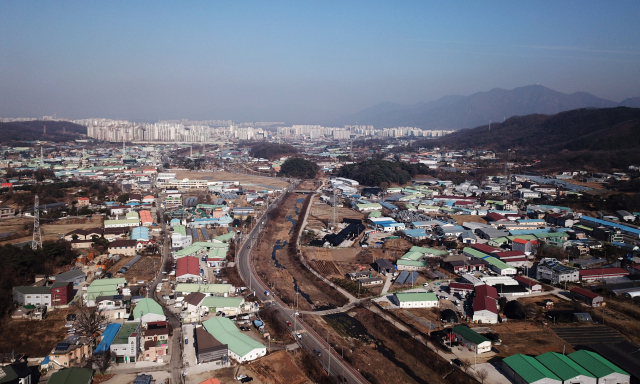 정부가 경기도 남양주와 하남, 인천 계양에 신도시를 건설한다. 공공택지 조성을 두고 논란이 일었던 과천에도 중규모의 택지를 조성한다. 신도시의 면적은 남양주가 1천134만㎡, 하남은 649만㎡, 인천 계양은 335만㎡ 순이다. 사진은 19일 오후 경기도 하남시 교산동 일대 모습. 하남 교산지구는 천현동, 교산동, 춘궁동, 상·하사창동 등 일대로 3만2천호가 공급된다. 연합뉴스