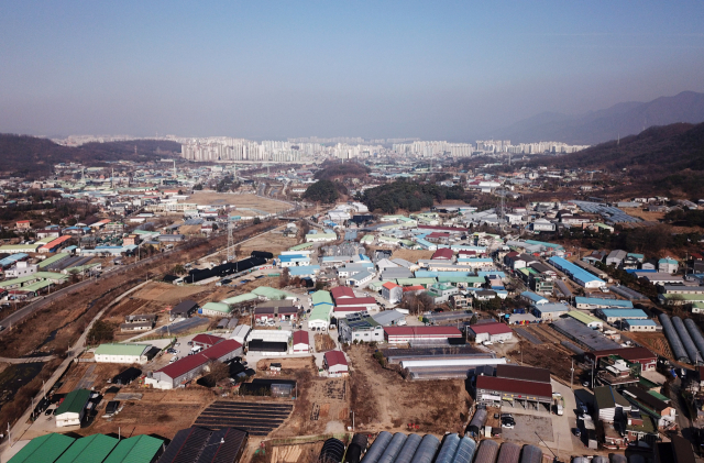 정부가 경기도 남양주와 하남, 인천 계양에 신도시를 건설한다. 공공택지 조성을 두고 논란이 일었던 과천에도 중규모의 택지를 조성한다. 신도시의 면적은 남양주가 1천134만㎡, 하남은 649만㎡, 인천 계양은 335만㎡ 순이다. 사진은 19일 오후 경기도 하남시 교산동 일대 모습. 하남 교산지구는 천현동, 교산동, 춘궁동, 상·하사창동 등 일대로 3만2천호가 공급된다. 연합뉴스