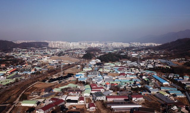 정부가 경기도 남양주와 하남, 인천 계양에 신도시를 건설한다. 공공택지 조성을 두고 논란이 일었던 과천에도 중규모의 택지를 조성한다. 신도시의 면적은 남양주가 1천134만㎡, 하남은 649만㎡, 인천 계양은 335만㎡ 순이다. 사진은 19일 오후 경기도 하남시 교산동 일대 모습. 하남 교산지구는 천현동, 교산동, 춘궁동, 상·하사창동 등 일대로 3만2천호가 공급된다. 연합뉴스