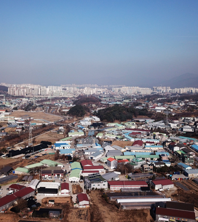 정부가 경기도 남양주와 하남, 인천 계양에 신도시를 건설한다. 공공택지 조성을 두고 논란이 일었던 과천에도 중규모의 택지를 조성한다. 신도시의 면적은 남양주가 1천134만㎡, 하남은 649만㎡, 인천 계양은 335만㎡ 순이다. 사진은 19일 오후 경기도 하남시 교산동 일대 모습. 하남 교산지구는 천현동, 교산동, 춘궁동, 상·하사창동 등 일대로 3만2천호가 공급된다. 연합뉴스