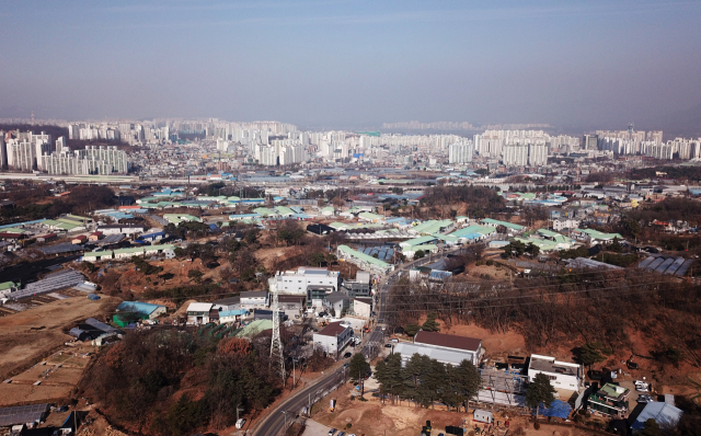 정부가 경기도 남양주와 하남, 인천 계양에 신도시를 건설한다. 공공택지 조성을 두고 논란이 일었던 과천에도 중규모의 택지를 조성한다. 신도시의 면적은 남양주가 1천134만㎡, 하남은 649만㎡, 인천 계양은 335만㎡ 순이다. 사진은 19일 오후 경기도 하남시 교산동 일대 모습. 하남 교산지구는 천현동, 교산동, 춘궁동, 상·하사창동 등 일대로 3만2천호가 공급된다. 연합뉴스