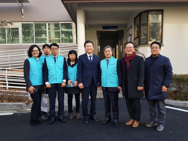 대구광역시한의사회(회장 최진만)는 19일 국민건강보험공단 대구지역본부(본부장 김대용)와 함께 중증장애인 15가구를방문, 온수 매트 등 난방기구를 제공하고 건강 상담도 진행했다. 대구광역시한의사회