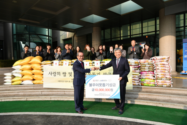 청도 용암온천관광호텔 정한태(오른쪽) 대표가 19일 청도군을 방문해 이웃돕기 성금 1천만원과 백미 1천만원 상당을 기탁하고 있다. 청도군 제공