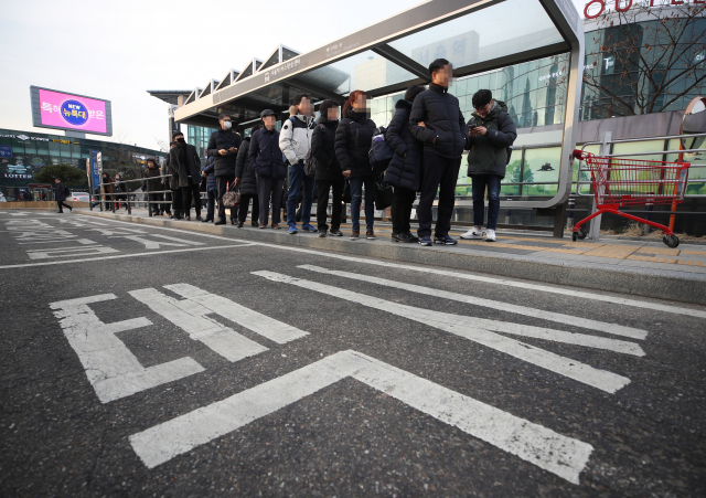 20일 오전 평소 같았으면 승객을 기다리는 택시들로 가득 찼을 충북 충주시 고속버스터미널 택시정류장이 텅텅 비어있다. 이날 충주택시업계는 서울에서 열리는 카카오 카풀 시행 반대 집회에 참석하기 위해 하루 동안 운행중단을 선언했다. 연합뉴스 #카카오 카풀 #카풀 #택시 #택시파업 #대구택시파업 #부산택시파업