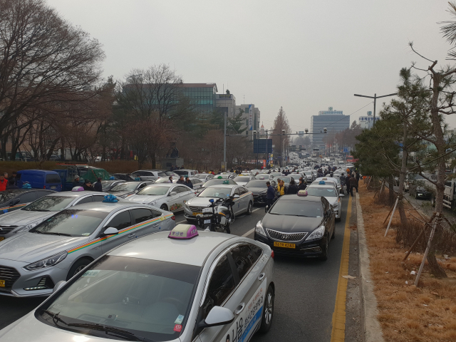 20일 오전 대전 대덕구 경부고속도로 대전IC 인근에 서울서 열리는 카풀반대 집회에 참가하려는 택시들이 집결해 도로가 꽉 막혀 있다. 연합뉴스