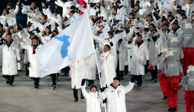 9일 평창동계올림픽 개회식에서 남북 선수들이 한반도기를 선두로 공동 입장하고 있다.