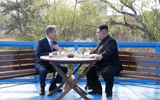 문재인 대통령과 김정은 국무위원장은 공동 식수를 마친 후 군사분계선 표식물이 있는 