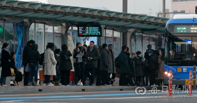 지난해 대구 시내버스의 저상버스 도입률이 서울에 이어 전국에서 두 번째로 높았던 것으로 나타났다. 저상버스에 탑승하려는 시민들의 모습. 매일신문DB