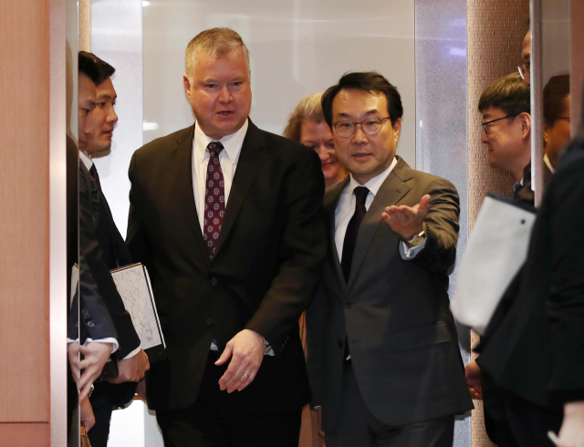 이도훈 외교부 한반도평화교섭본부장과 스티븐 비건 미국 국무부 대북정책특별대표가 21일 오전 서울 종로구 외교부 청사 로비에서 워킹그룹 2차 회의를 마친 뒤 브리핑을 위해 이동하고 있다. 연합뉴스