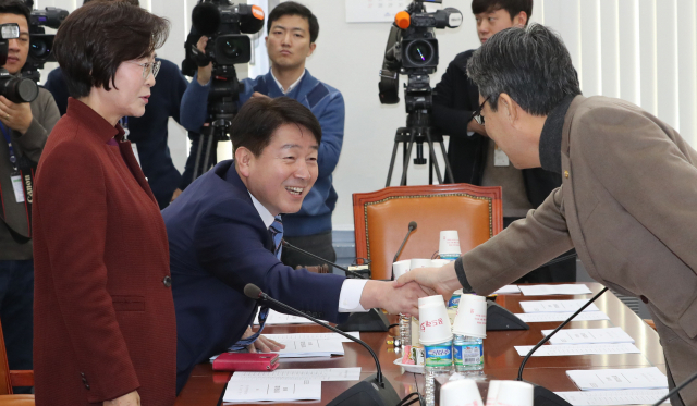 공직선거법 개정안 등을 논의하기 위한 국회 정치개혁특위 정치개혁제2소위가 19일 오전 국회에서 열렸다. 바른미래당 김성식 의원(오른쪽)이 더불어민주당 기동민 의원과 인사하고 있다. 연합뉴스