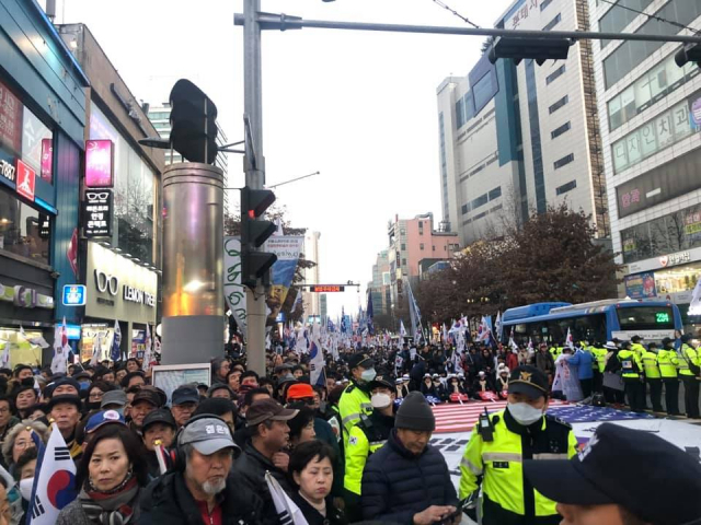 22일 오후 대구 국채보상로 일대에는 박사모(박근혜를 사랑하는 모임) 회원과 대한애국당 당원 등 3천여명이 집결했다. 안성완 인턴기자