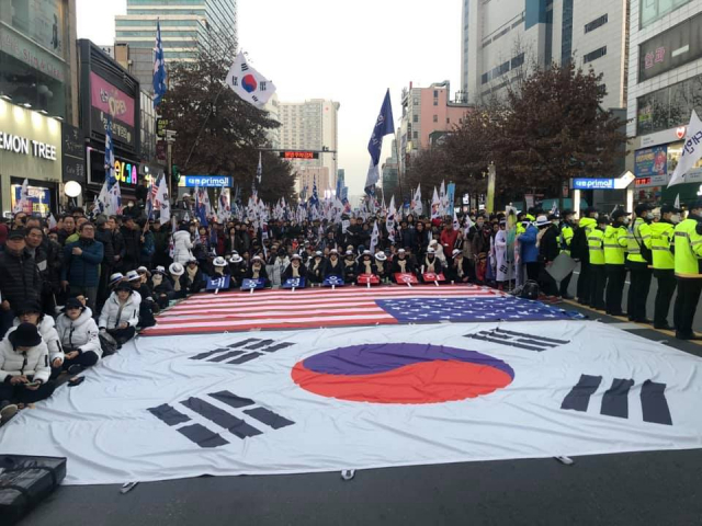 22일 오후 대구 국채보상로 일대에는 박사모(박근혜를 사랑하는 모임) 회원과 대한애국당 당원 등 3천여명이 집결했다. 안성완 인턴기자