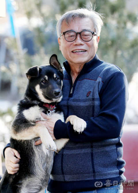 이동필 전 농림축산식품부 장관이 23일 경북 의성 자택에서 반려견 