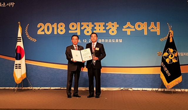 민주평화통일자문회의 2018 의장표창 수여식에서 의장표창을 수상한 윤창호 자문위원이 이상천 경북지역회의 회장과 기념촬영을 하고 있다. 예천군 제공공