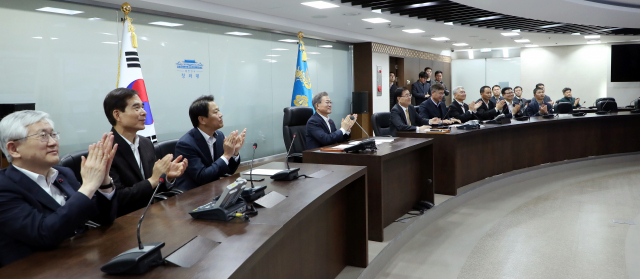 문재인 대통령이 12일 오후 국가위기관리센터에서 국방부와 합동참모본부로부터 이날 실시된 비무장지대(DMZ) 내 시범철수 GP(감시초소)에 대한 남북 상호검증 진행 경과를 보고받은 뒤 박수 치고 있다. 연합뉴스