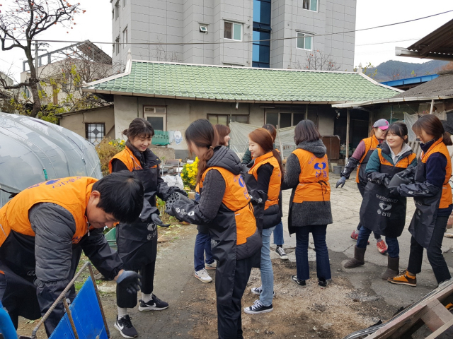 신협은 온(溫)세상 나눔 캠페인을 통해 지역의 어려운 이웃에 연탄 등 봉사활동을 벌이고 있다. 신협 대구경북본부 제공