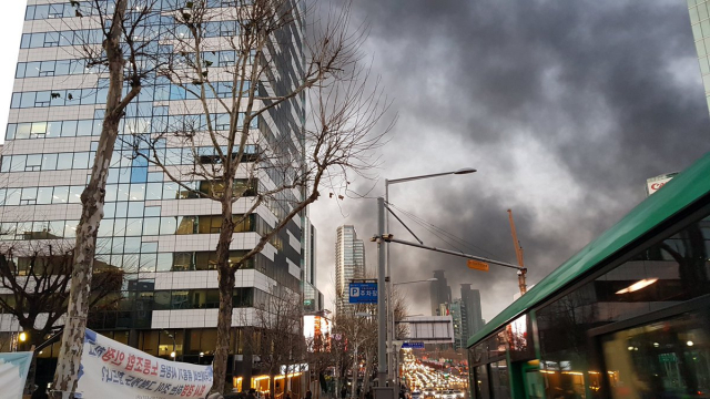 서울 강남 불, 청담동 건물 신축공사장 화재…26일 오후 5시 16분. 트위터