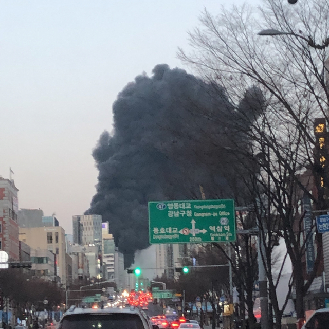 서울 강남 화재, 검은 연기 도심 가득 피어올라 