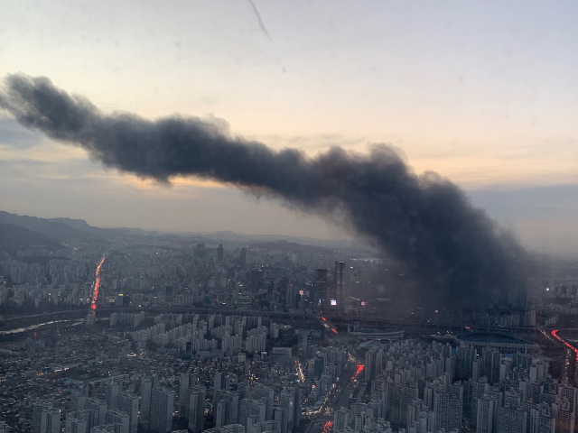 서울 강남 화재, 검은 연기 도심 가득 피어올라 