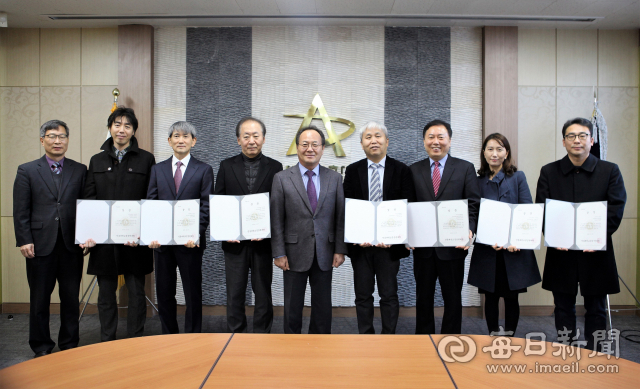 안동대가 27일 우수교원 11명에게 우수교육상을 시상했다. 안동대 제공