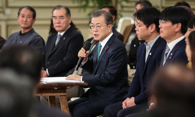 문재인 대통령이 27일 오전 청와대 영빈관에서 