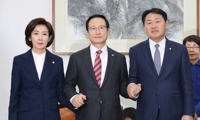 자유한국당 나경원(왼쪽부터), 더불어민주당 홍영표, 바른미래당 김관영 원내대표가 27일 오후 국회 운영위원장실에서 회동을 마치고 산업안전보건법 처리 등 본회의 의사일정 합의사항을 발표하고 있다. 연합뉴스