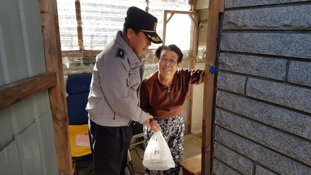 오천파출소 직원들이 밑반찬을 배달하고 있다. 오천파출소 제공