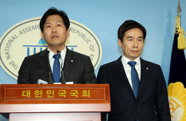 무소속 이용호(오른쪽), 손금주 의원이 28일 국회 정론관에서 기자회견을 열고 더불어민주당 입당과 관련한 입장을 밝히고 있다. 연합뉴스