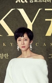 드라마 제목 스카이(SKY) 캐슬의 알파벳 Y가 한서진(염정아 분)의 목과 이어진듯한 이미지가 