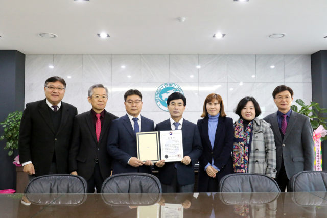 전병현(왼쪽에서 세번째) 영진사이버대학교 컴퓨터정보통신학과 학과장이 부총리 겸 교육부장관 표창을 받고 조방제 총장 등 대학 교수들과 기념촬영을 했다. 영진사이버대학교 제공