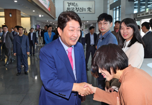 권영진 대구시장이 대구·경북 상생협력을 위해 시·도지사 상호 1일 교환근무가 실시된 2일 경북도청에 도착해 직원들과 인사를 나누고 있다. 매일신문DB