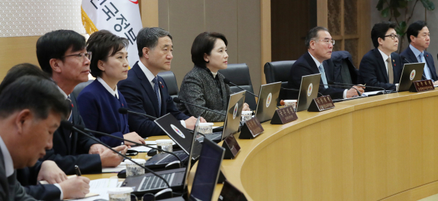 31일 오전 정부세종청사에서 열린 세종-서울 간 영상국무회의에서 참석자들이 이낙연 총리 발언을 듣고 있다. 연합뉴스