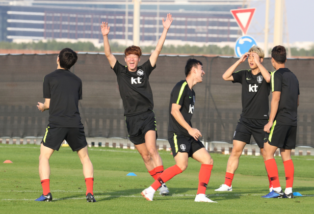 파울루 벤투 감독이 이끄는 축구대표팀 황의조가 30일 오후(현지시간) 아랍에미리트 아부다비 크리켓 필드에서 웃으며 패스 훈련을 하고 있다. 연합뉴스