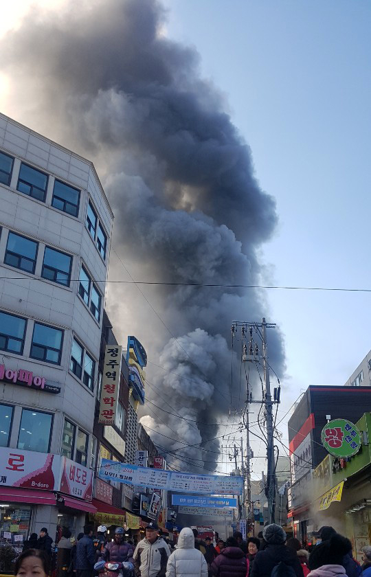 2일 오후 12시 20분께 강원 원주시 중앙시장에서 화재가 발생해 소방대원들이 진화 작업을 벌이고 있다. 연합뉴스 #원주 화재 #원주 중앙시장