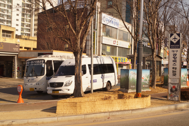 구미공항리무진이 관계기관에 신고 없이 버스 실내를 개조하고, 인원을 초과한 상태로 운행해 승객들의 안전을 위협하고 있다는 지적이 일고 있다. 전병용 기자.