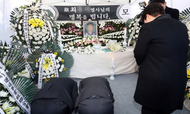 자유한국당 김병준 비상대책위원장이 12일 오후 서울 여의도 국회의사당 인근에 마련된 