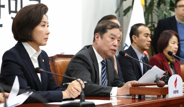 자유한국당 김병준 비상대책위원장(왼쪽 두번째)이 10일 오전 국회에서 열린 비상대책위원회의에서 발언하고 있다. 연합뉴스