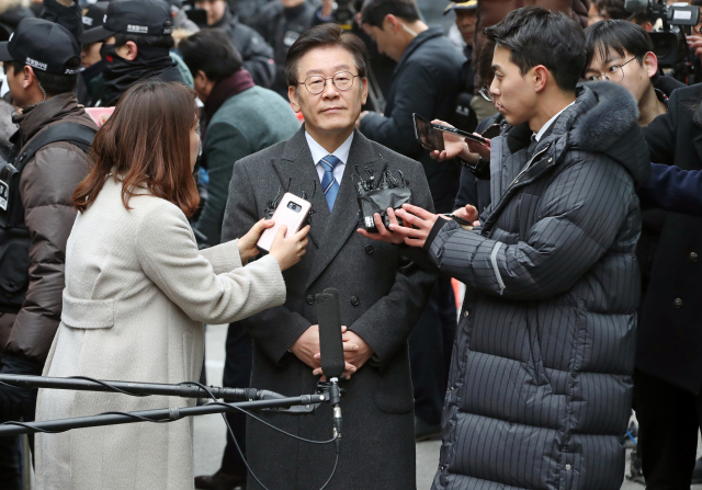 공직선거법 위반 등 혐의로 기소된 이재명 경기지사가 10일 오후 경기도 성남시 수정구 수원지방법원 성남지원에서 열린 첫 공판에 출석하며 취재진에게 질문을 받고 있다. 이 지사는 