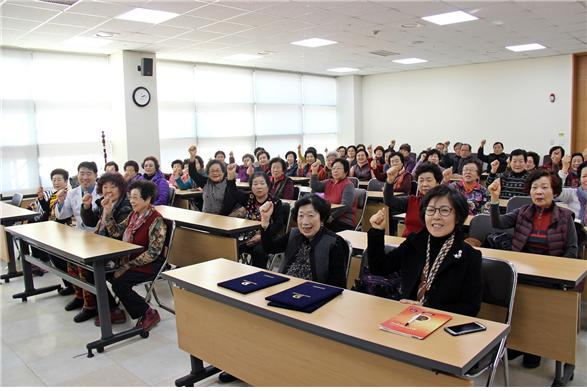 2018학년도 대구의료원 웰빙(노인)대학 수료식. 대구시 제공