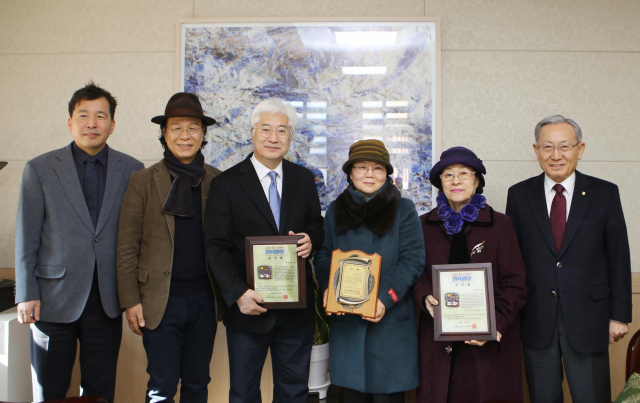 계명문화대 시창작교실 수강생 중 3명이 시인으로 정식 등단해 경사를 맞았다. 왼쪽부터 허남원 평생교육원장, 이동순 특임교수, 이승한, 채자경, 김형신 시인, 박명호 총장.