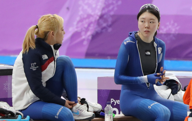 2018 평창동계올림픽은 성공적으로 막을 내렸지만, 그동안 잘 알려지지 않았던 동계스포츠의 민낯이 드러나면서 국민의 눈살을 찌푸리게 했다. 특히 빙상계는 케케묵은 파벌싸움과 구성원들의 갈등이 고스란히 공개됐다. 사진은 지난 2월 21일 강릉 스피드스케이트장에서 열린 평창동계올림픽 여자 팀추월 7~8위 결정전을 마친 한국 김보름과 노선영이 대화하고 있는 모습. 연합뉴스