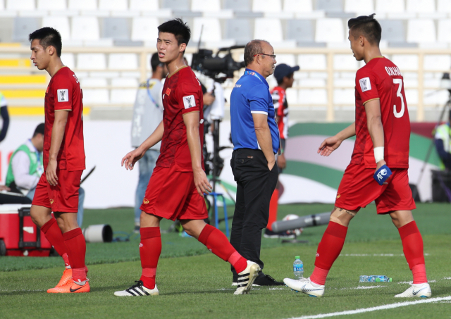 12일 오후(현지시간) 아랍에미리트 아부다비 알 나얀 경기장에서 열린 2019 AFC 아시안컵 UAE 조별 라운드 D조 2차전 베트남과 이란과의 경기에서 박항서 베트남 대표팀 감독이 전반전이 끝난 뒤 아쉬운 모습을 보이고 있다. 연합뉴스