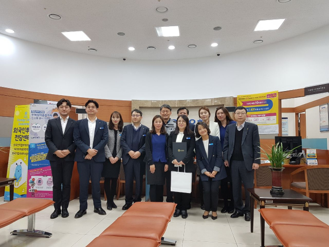 대구 성서경찰서는 14일 손님의 전화사기(보이스피싱) 피해를 막고 현금 인출책 검거를 도운 달서구 신당동 우리은행 성서공단지점 직원에게 감사장을 전달했다. 성서경찰서 제공